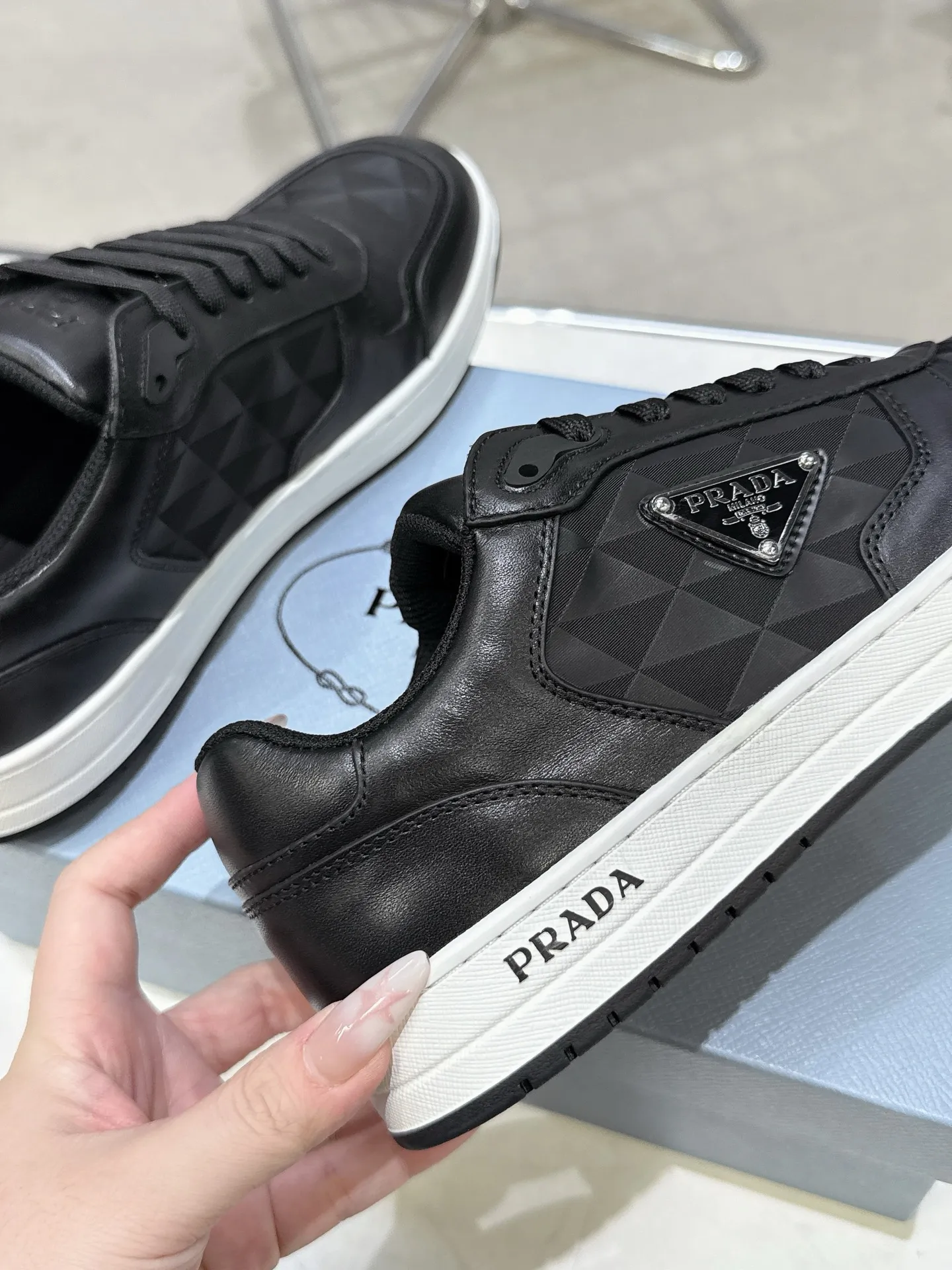 👟👟Ex-factory price 580👟👟 Couple style Prada Latest Downtown Bold series Triangle logo Casual sneakers White shoes Original purchase, development and production Downtown Bold sneakers are inspired by the basketball shoes of the 1980s, with a sporty design and exquisite details. Crafted from perforated leather, the statement platform sole provides a unique, modern style. The Prada logo is interpreted from different angles, decorated with the iconic enameled triangular metal logo, highlighting the unique classic style. Exquisite packaging at the delivery counter🛍📦 ▪️Fabric: Original custom imported first-layer cowhide ▪️Lining: Original imported soft sheepskin ▪️Outsole: Original open-molded rubber bottom material ▪️Size: Women's 35-40 Men's 39-45